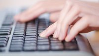 DOKUMENTASJON: Granskingsinstrumenter kan blant annet følge opp effekten av nye IKT-løsninger. Bildet viser hender som skriver på et tastatur.