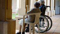 NSF-leder By synes ikke regjeringens forslag til utdanningsmidler innen omsorgstjenestene gir signaler om et reelt kompetanseløft. Bildet viser to eldre kvinner sittende ved et vindu.