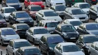 biler, luftforurensning Bildet viser flere parkerte biler.
