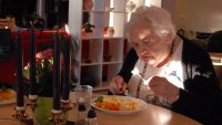 Valget mellom kok/kjøl og kok/server innen eldreomsorgen engasjerer mange. På Løten helsetun holder de seg til sistnevnte. Bildet viser beboer Marit Torp som inntar middagsmaten ved Løten helsetun.