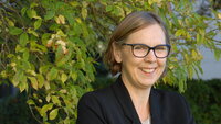 Leder for den nye forskerskolen, Marit Kirkevold, håper nyskapingen på sikt vil resultere i lange forskerkarrierer med blikket vendt mot de kommunale helsetjenestene. Bildet er et portrett av professor Marit Kirkevold.