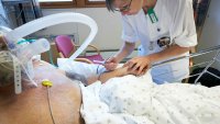 Intensivsykepleie Sykepleier setter sprøyte på pasient, intensivavdelingen på Moss sykehus.