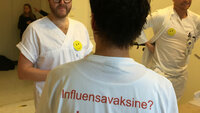 Influensavaksinering på Lovisenberg Diakonale Sykehus i Oslo Bildet viser ryggen på en som har en t-skjorte med skriften Influensavaksine? Ja takk!