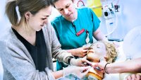 Simulering: Sykepleierne gjør seg kjent med trakeostopi Bildet viser sykepleiere som øver på trakeostomi på en simuleringsdukke.