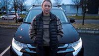 Parkering på SUS Operasjonssykepleier Line Hatleskog foran bilen