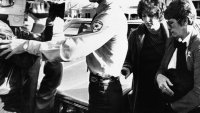 Bilde av Genine Jones på vei til rettsaken i 1984 Bilde av Genine Jones på vei til rettsaken i 1984