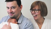 Foreldrene til Oscar anser seg ikke i faresonen for fødselsdepresjon, men vil gjerne bidra til forskning på feltet. Bildet viser nyfødte Oscar i armene til pappa Alexander Perez, med spesialsykepleier Inger Kopland bak.