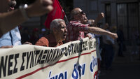 Grekere streiker og demonstrerer i Athens gater Grekere streiker