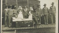 Hilda Samsing Sykepleierne Hilda Samsing sammen med australske soldater under første verdenskrig