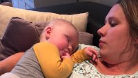 Mona Kampelien (28) og Theodor (4 måneder) Bildet viser Mona Kampelien og hennes sønn Theodor som sover i armkroken hennes