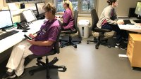 Tre helsearbeidere registrerer i Refleks Bildet viser tre helsearbeidere i Åfjord kommune som registrerer i rapporteringsverktøyet Refleks, både via app på mobiltelefon og via pc.