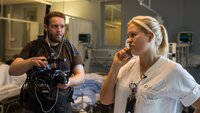 Anette Wiersholm, barnekirurgen, Ullevål sykehus, TVNorge Fem Anette Wiersholm, i sykepleieruniform, snakker i telefonen mens hun blir filmet.