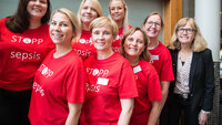 sepsis, infeksjonsmedisinsk sengepost, UNN Bildet viser sykepleier Maria Torpakko, sykepleier Silje Røst Heimlund, sykepleier Tina Eline Johnsen, fagsykepleier Cecilie Johansen, assisterende seksjonssykepleier Eilen Johansen, seksjonsleder Hege Benonisen, overlege Gro Grimnes og administrerende di