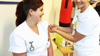 Ida Meyer, Urszula Jadczak, Lovisenberg diakonale sykehus Bildet viser hygienesykepleier Urszula Jadczak som vaksinerer sykepleier Ida Meyer.