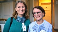 Sykepleierne Lise Trand og Anne Blaafladt smiler og ser i kamera