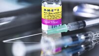 Bilde av en flaske med MMR-vaksine og en sprøyte Bilde av en flaske med MMR-vaksine og en sprøyte