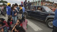 Nepal. Jordskjelv i Kathmandu. Politi og ambulanser passerer i ektrem fart.