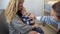 Nesespray Bildet viser Oliver som får intranasal Dexmedetomidin