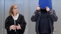 Niels Högel Niels Högel sammen med sin advokat