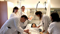sepsis, sengepost, Sykehuset Telemark Bildet viser helsepersonell rundt en pasientseng.