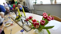 Bildet viser et langbord på sykehjem der noen spiser Måltid på sykehjem