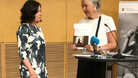 Solveig Horne, barne og likestillingsminister og Ann-Kristin Olsen, leder av Barnevoldsutvalget.