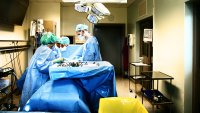 Operasjon Bildet viser et operasjonsteam som holder på med en operasjon