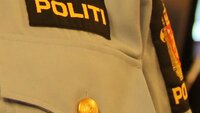 Bilde av politilogo på skjorte
