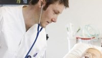 student, simulering Bildet viser en student som øver på en simuleringsdukke.