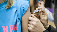 hpv-vaksine, hpv, vaksine Bildet viser en arm det blir satt vaksine i.