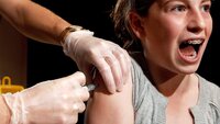 hpv-vaksine, hpv, vaksine Bildet viser en jente som får vaksine.