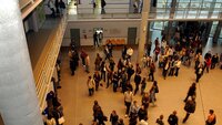 Viser studenter som går rundt i aulaen på en høgskole/univeresitet