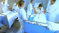 Studenter, Høgskolen i Østfold Bildet viser studenter som øver på stell i seng.