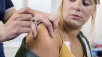 Hpv, hpv-vaksine Bildet viser en ung jente som får hpv-vaksine av en sykepleier.