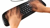 Viser et tastatur med hender som programmerer kjempefort Viser et tastatur med hender som programmerer kjempefort