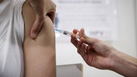 hpv-vaksine, hpv, vaksine Bildet viser at det blir satt en sprøyte i en overarm.