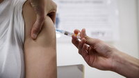 hpv-vaksine, hpv Bildet viser en arm det blir satt vaksine i.