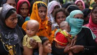 rohingya-flyktninger, Bangladesh Bildet visere kvinner som bærer barn.