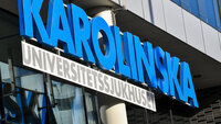 Karolinska universitetssjukhuset Bildet viser fasaden på Karolinska universitetssjukhuset.