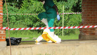 Ebola, kongo, helsepersonell Bildet viser en helsearbeider som tar av seg smittevernutstyr.