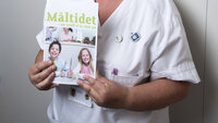 Torill Berg Torill Berg poserer med bladet "Måltidet", under høydemålingsstativ ved overvektsklinikken.