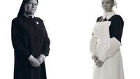 Bilde viser to gamle sykepleieruniformer