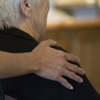 En sykepleier holder rundt en eldre kvinne